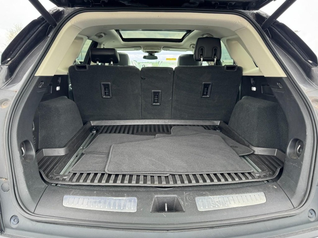 Cadillac XT5 Vehicle Full-screen Gallery Image 06