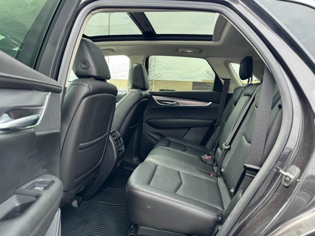 Cadillac XT5 Vehicle Full-screen Gallery Image 10