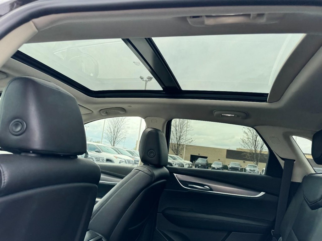 Cadillac XT5 Vehicle Full-screen Gallery Image 11