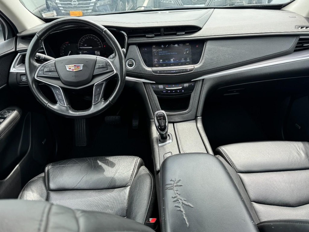 Cadillac XT5 Vehicle Full-screen Gallery Image 12