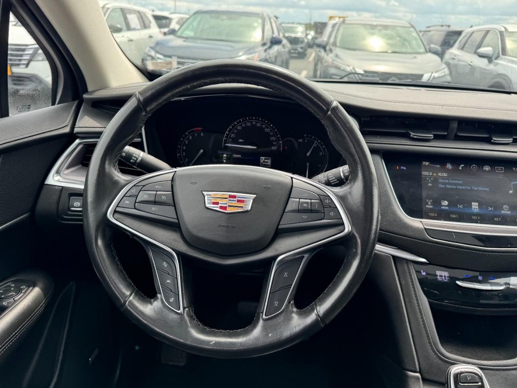 Cadillac XT5 Vehicle Full-screen Gallery Image 13