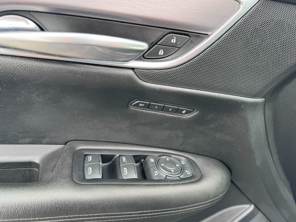 Cadillac XT5 Vehicle Full-screen Gallery Image 16