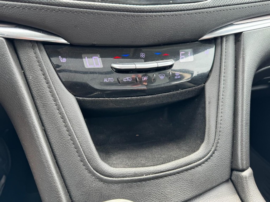 Cadillac XT5 Vehicle Full-screen Gallery Image 19