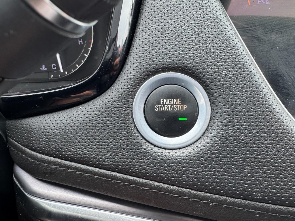 Cadillac XT5 Vehicle Full-screen Gallery Image 23