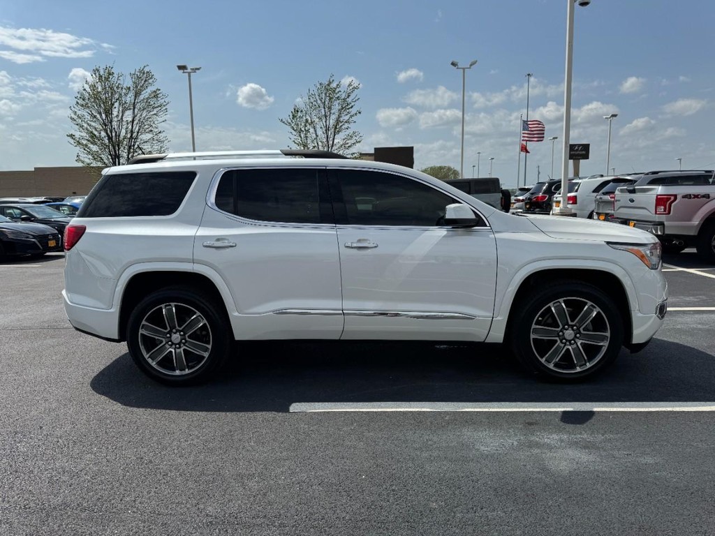 GMC Acadia Vehicle Full-screen Gallery Image 02