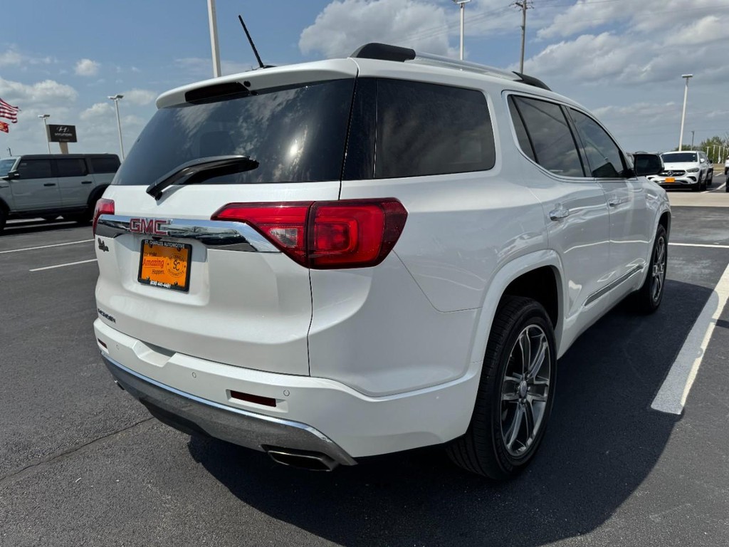 GMC Acadia Vehicle Full-screen Gallery Image 03