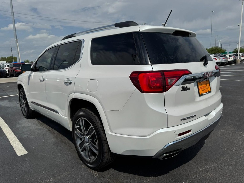 GMC Acadia Vehicle Full-screen Gallery Image 05