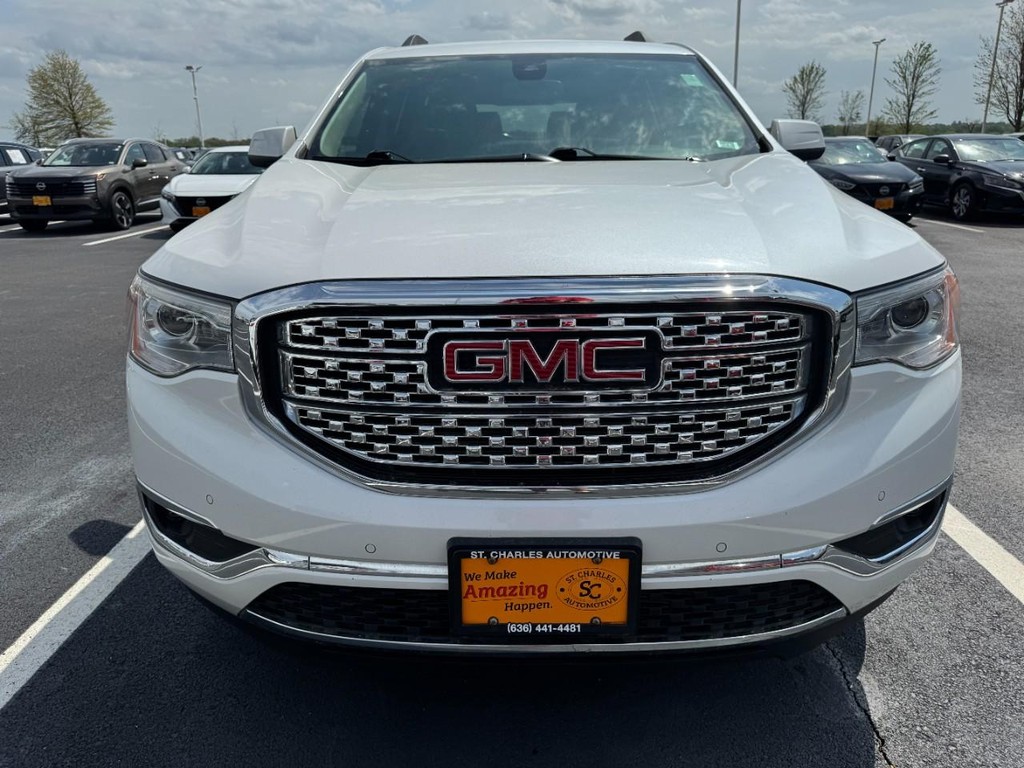 GMC Acadia Vehicle Full-screen Gallery Image 09