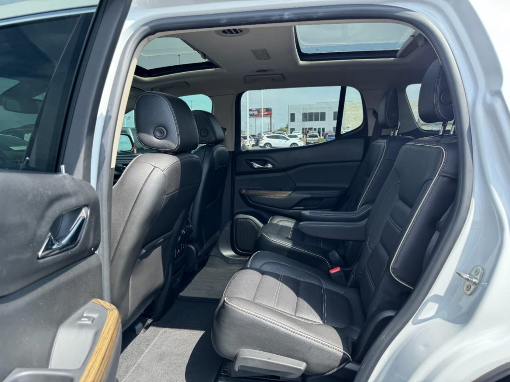 GMC Acadia Vehicle Full-screen Gallery Image 10