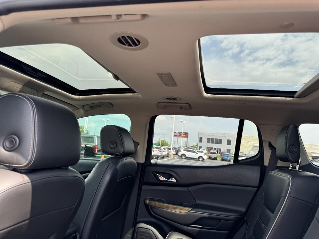 GMC Acadia Vehicle Full-screen Gallery Image 11