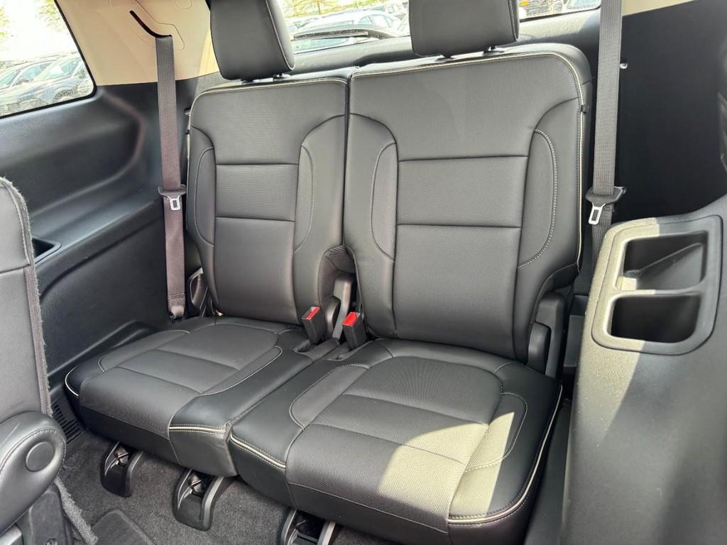 GMC Acadia Vehicle Full-screen Gallery Image 12