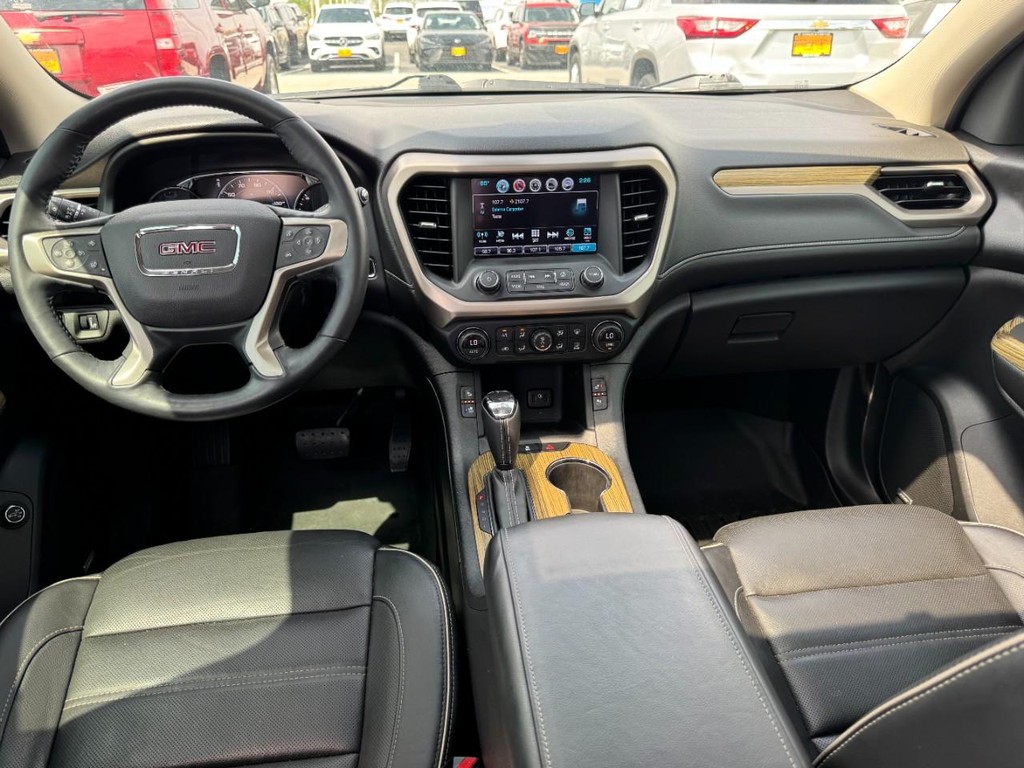 GMC Acadia Vehicle Full-screen Gallery Image 14