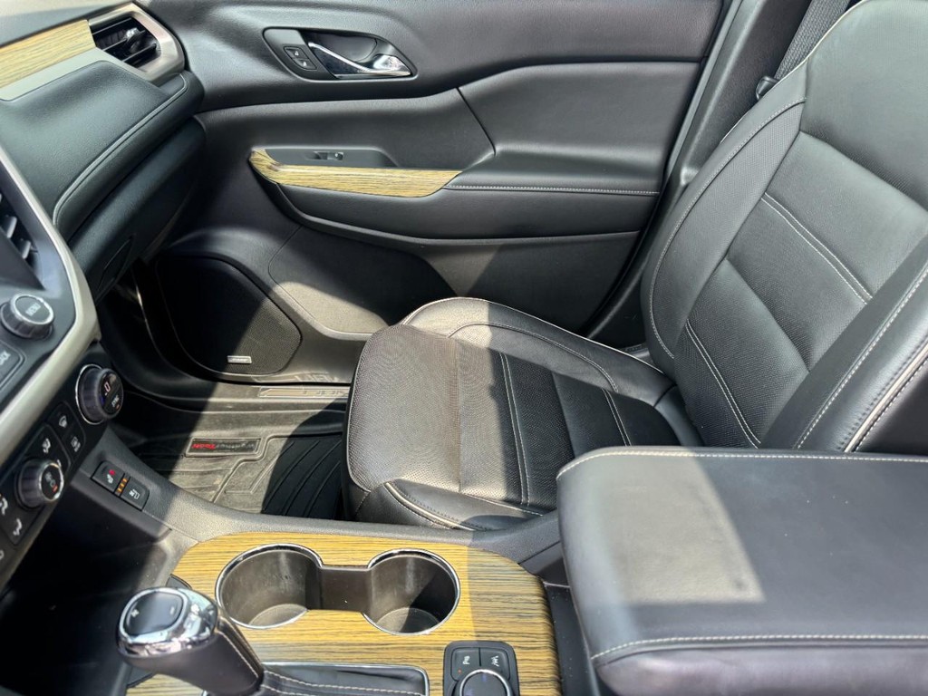 GMC Acadia Vehicle Full-screen Gallery Image 16