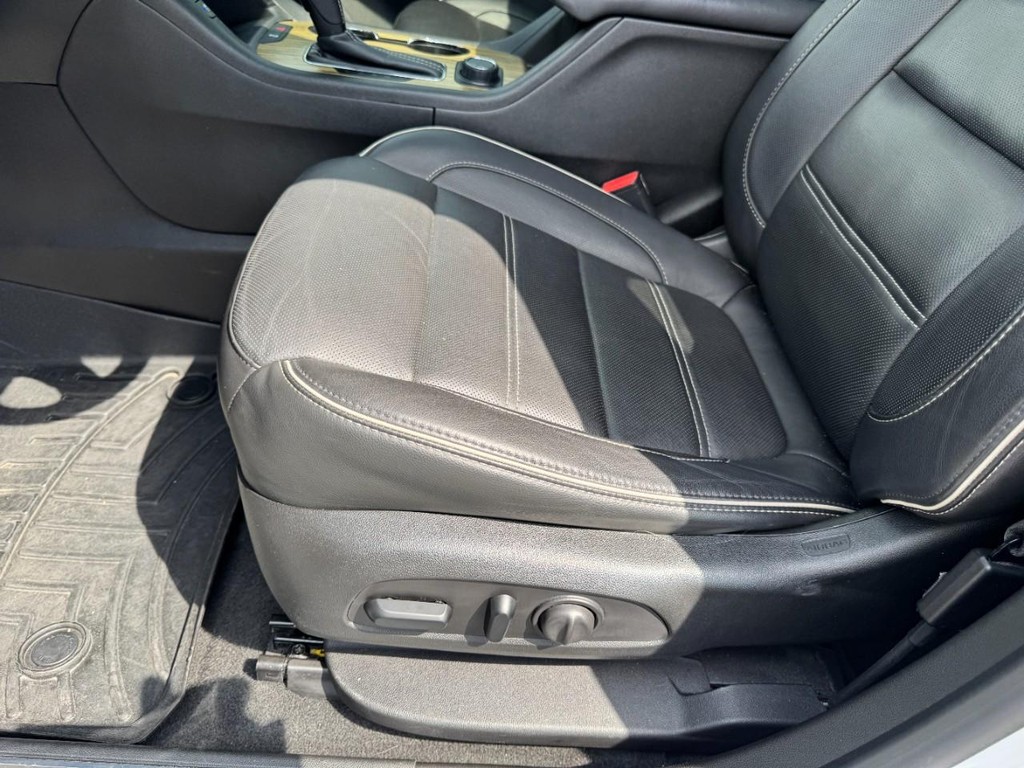 GMC Acadia Vehicle Full-screen Gallery Image 17