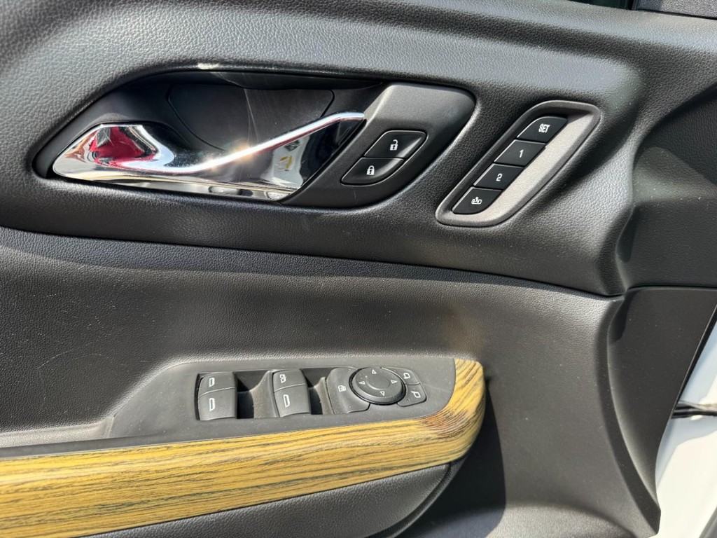 GMC Acadia Vehicle Full-screen Gallery Image 18