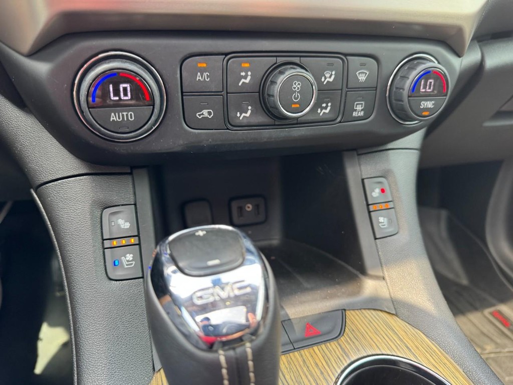 GMC Acadia Vehicle Full-screen Gallery Image 21