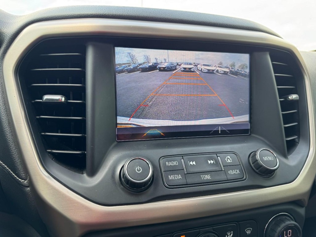 GMC Acadia Vehicle Full-screen Gallery Image 24