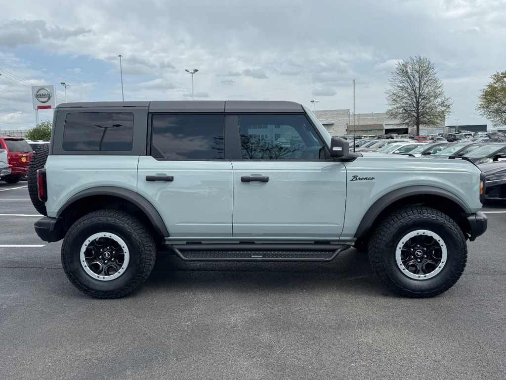 Ford Bronco Vehicle Full-screen Gallery Image 02