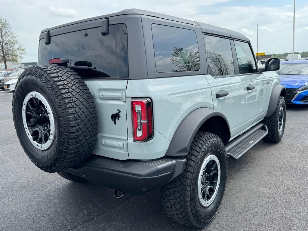 Ford Bronco Vehicle Full-screen Gallery Image 03