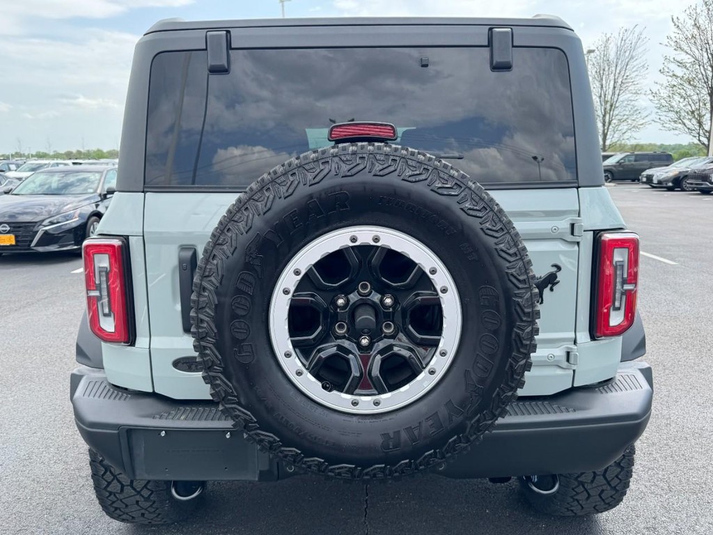 Ford Bronco Vehicle Full-screen Gallery Image 04