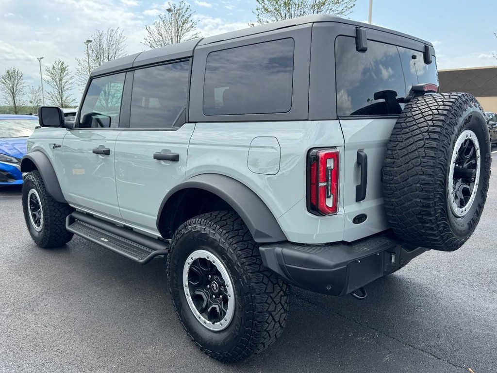 Ford Bronco Vehicle Full-screen Gallery Image 05