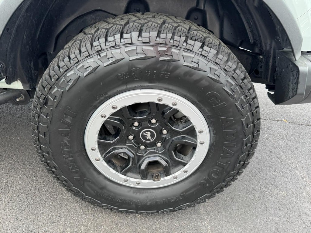 Ford Bronco Vehicle Full-screen Gallery Image 08