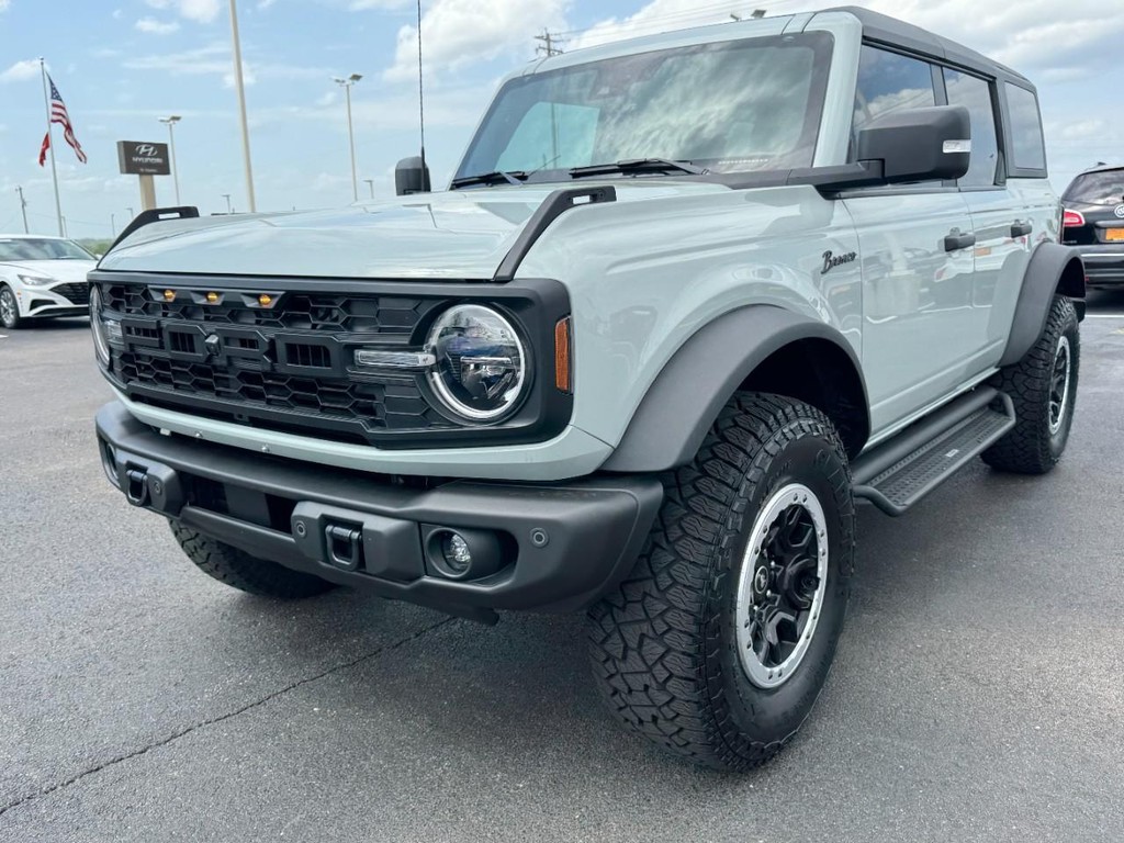 Ford Bronco Vehicle Full-screen Gallery Image 09