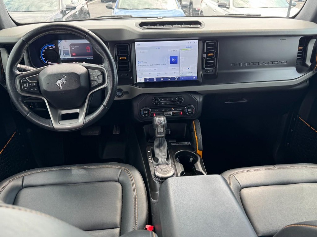 Ford Bronco Vehicle Full-screen Gallery Image 12