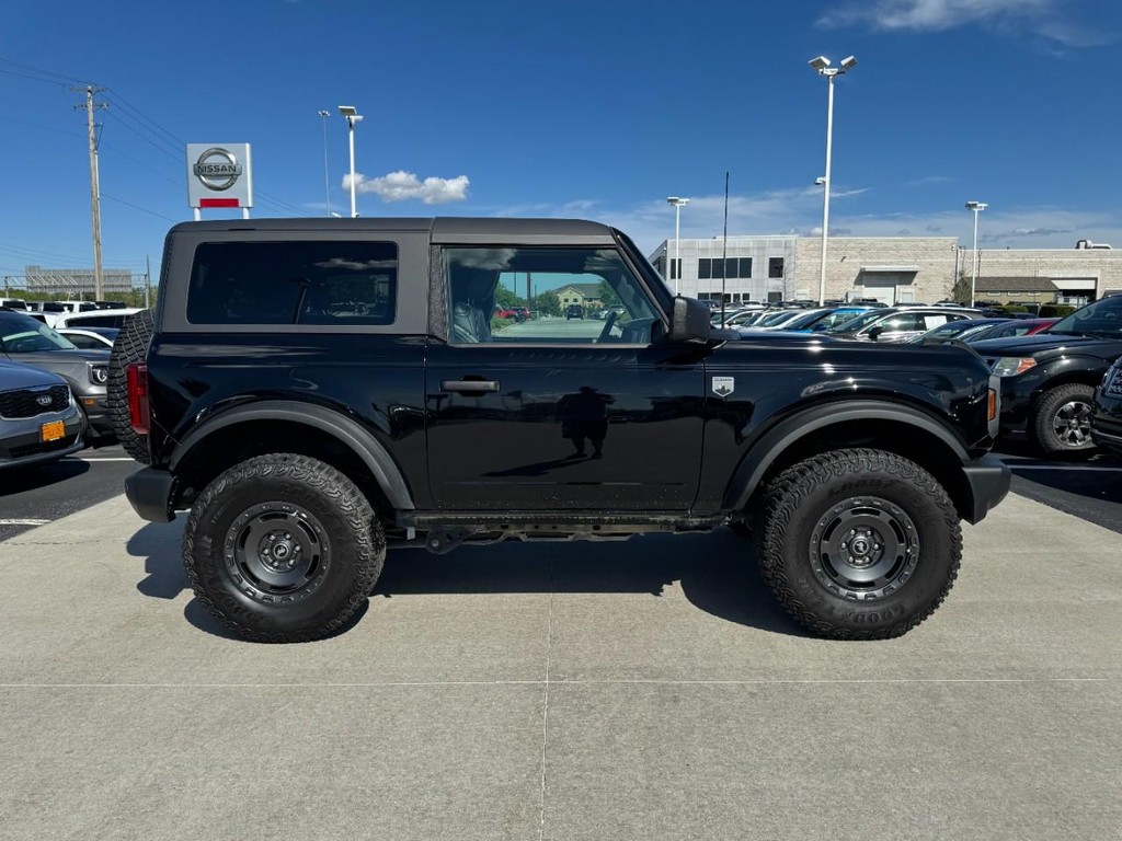 Ford Bronco Vehicle Full-screen Gallery Image 02