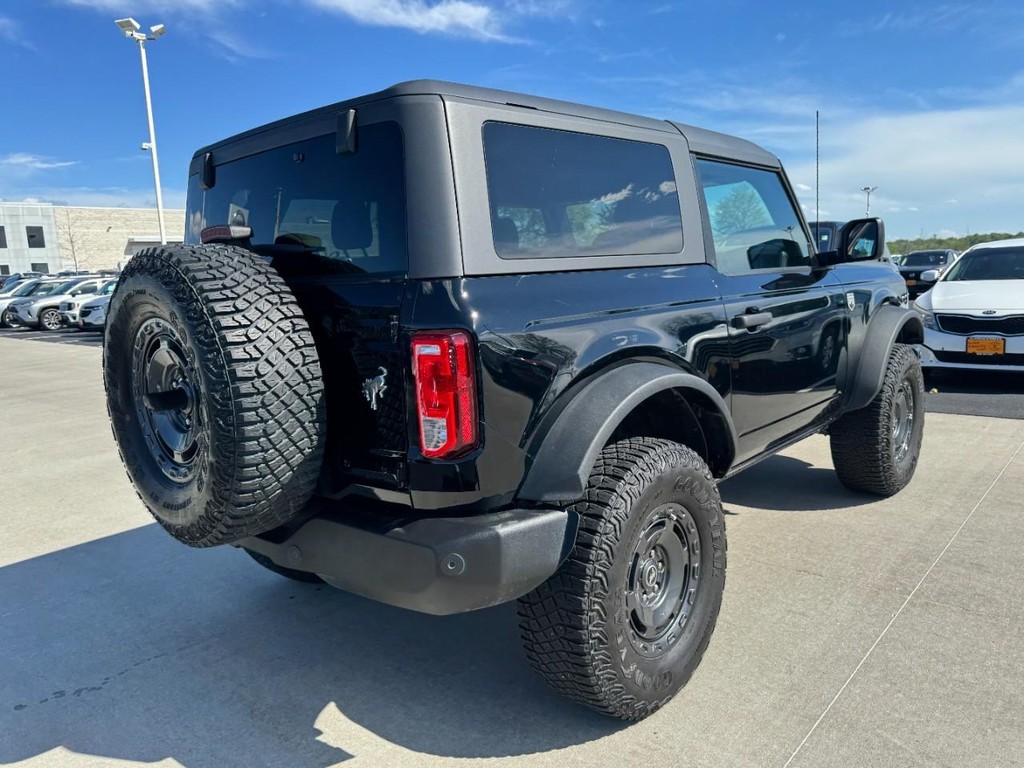 Ford Bronco Vehicle Full-screen Gallery Image 03