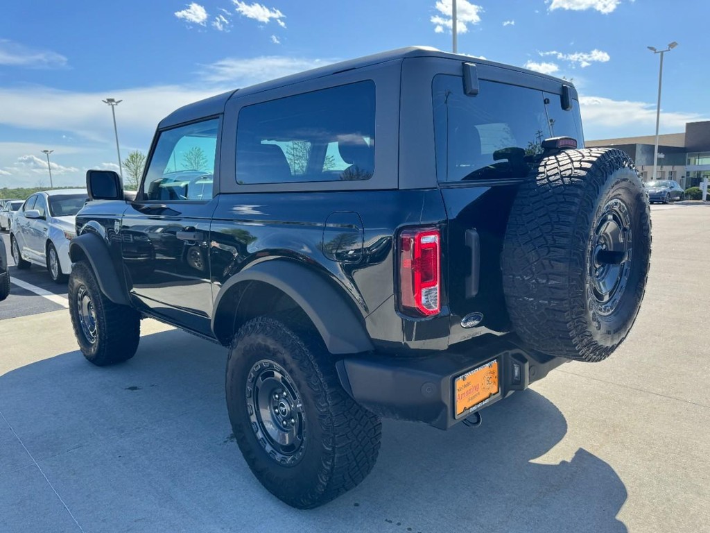 Ford Bronco Vehicle Full-screen Gallery Image 05
