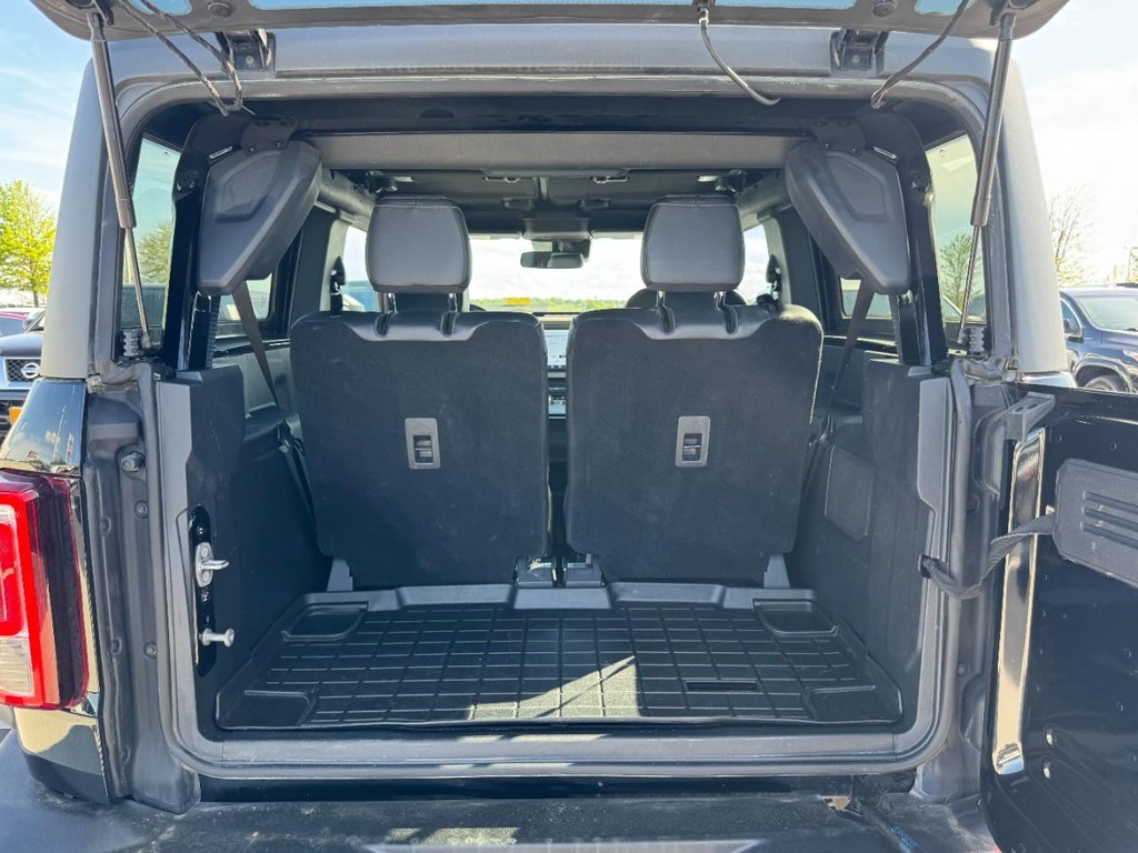 Ford Bronco Vehicle Full-screen Gallery Image 06