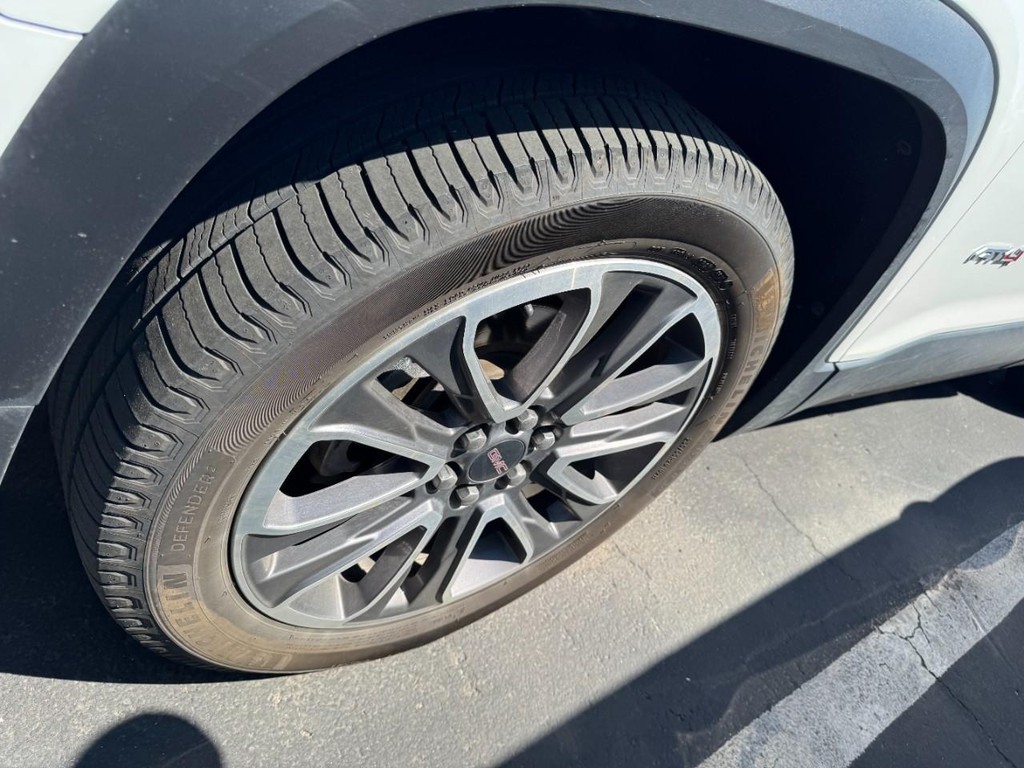 GMC Acadia Vehicle Full-screen Gallery Image 04