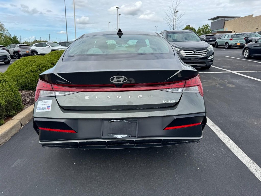 Hyundai Elantra Vehicle Full-screen Gallery Image 04