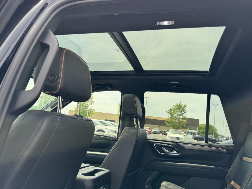 GMC Yukon Vehicle Full-screen Gallery Image 11