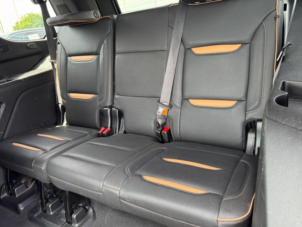 GMC Yukon Vehicle Full-screen Gallery Image 12
