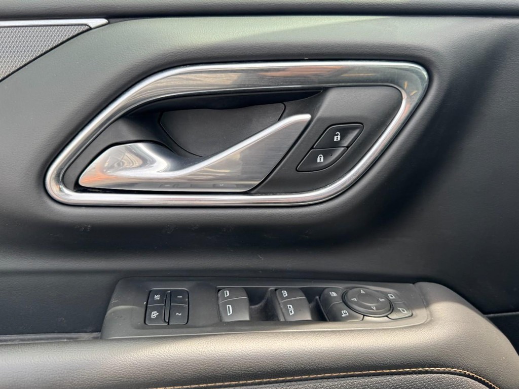 GMC Yukon Vehicle Full-screen Gallery Image 18