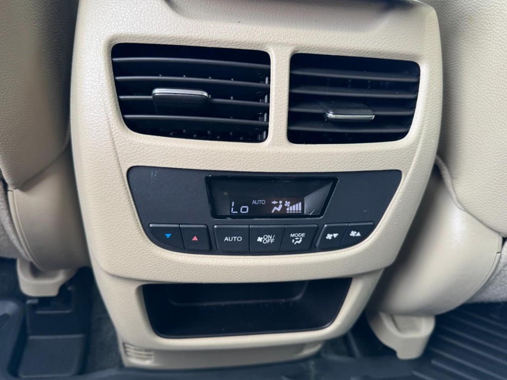 Acura MDX Vehicle Full-screen Gallery Image 12