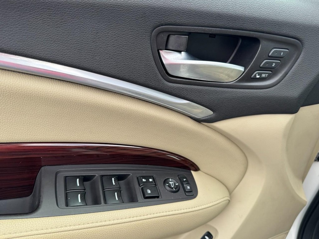Acura MDX Vehicle Full-screen Gallery Image 17