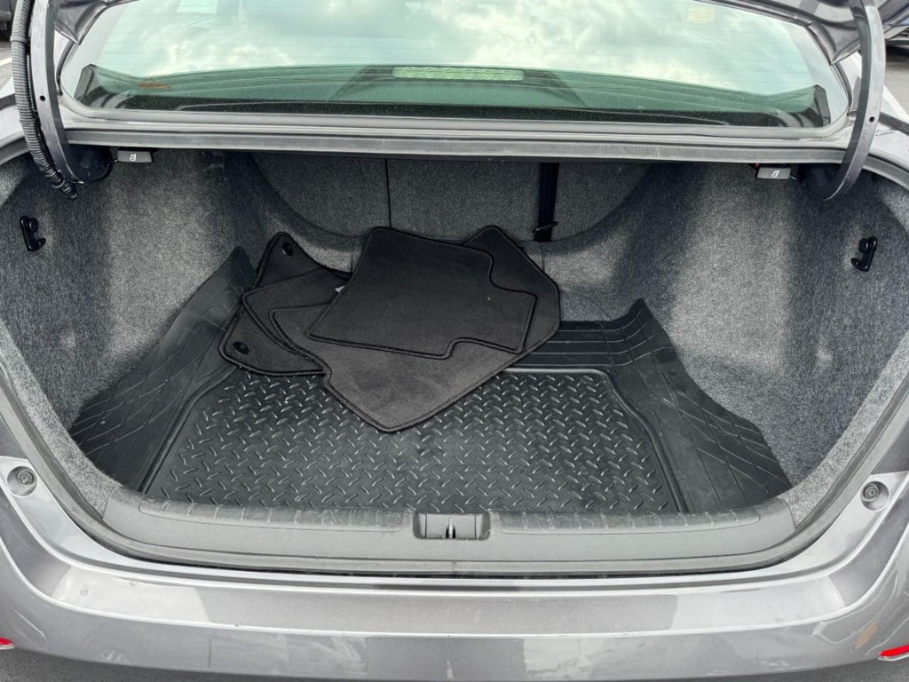 Honda Accord Hybrid Vehicle Full-screen Gallery Image 06
