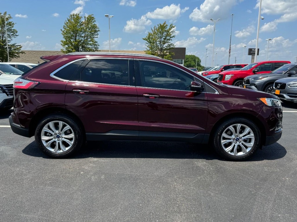 Ford Edge Vehicle Full-screen Gallery Image 02