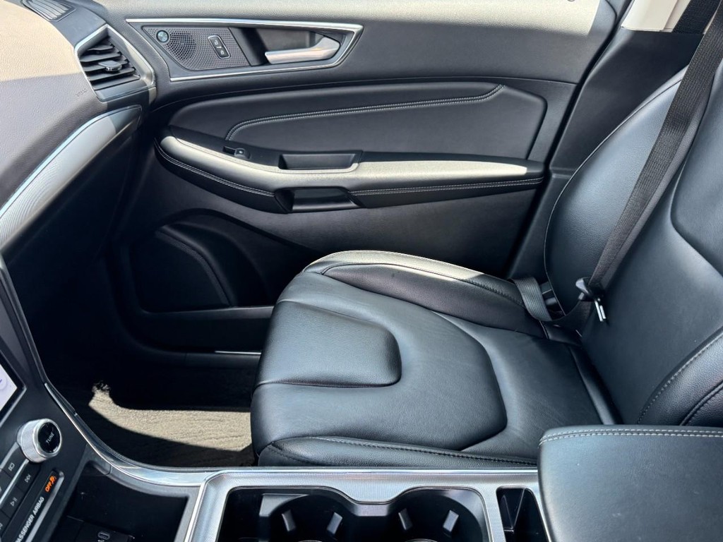 Ford Edge Vehicle Full-screen Gallery Image 13