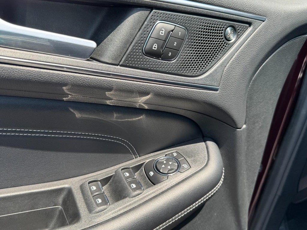 Ford Edge Vehicle Full-screen Gallery Image 15