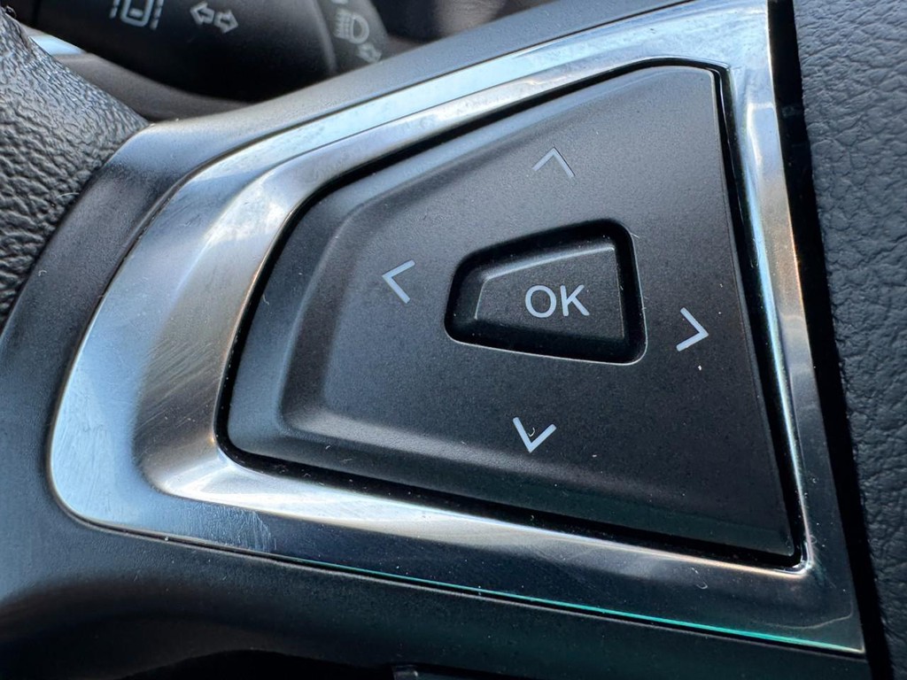 Ford Edge Vehicle Full-screen Gallery Image 16