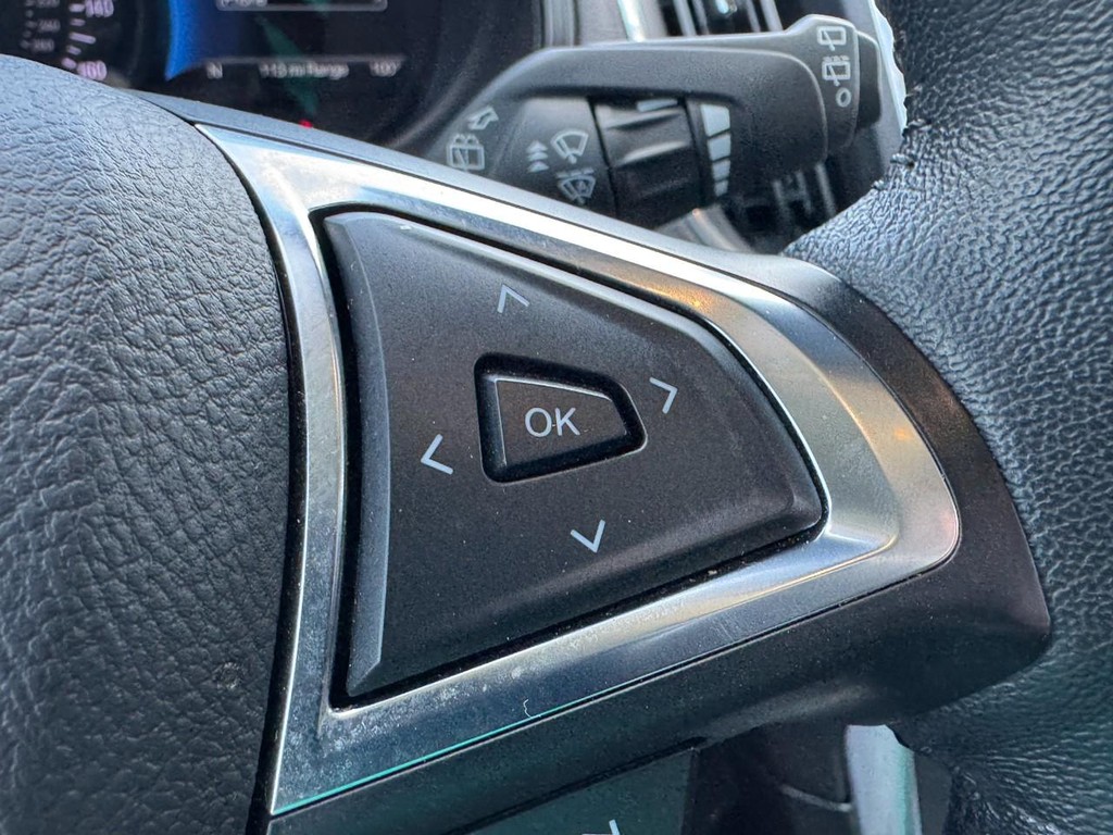 Ford Edge Vehicle Full-screen Gallery Image 17