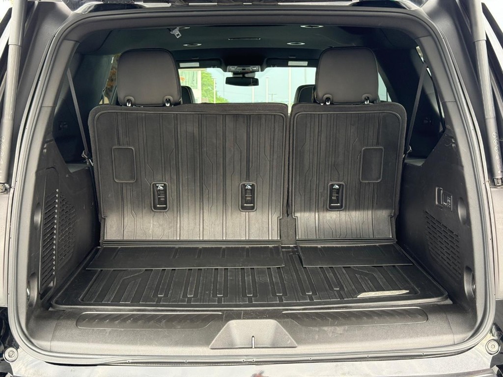 GMC Yukon XL Vehicle Full-screen Gallery Image 06