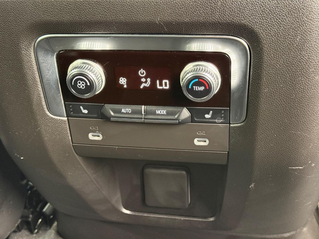 GMC Yukon XL Vehicle Full-screen Gallery Image 12