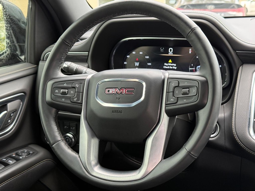 GMC Yukon XL Vehicle Full-screen Gallery Image 14