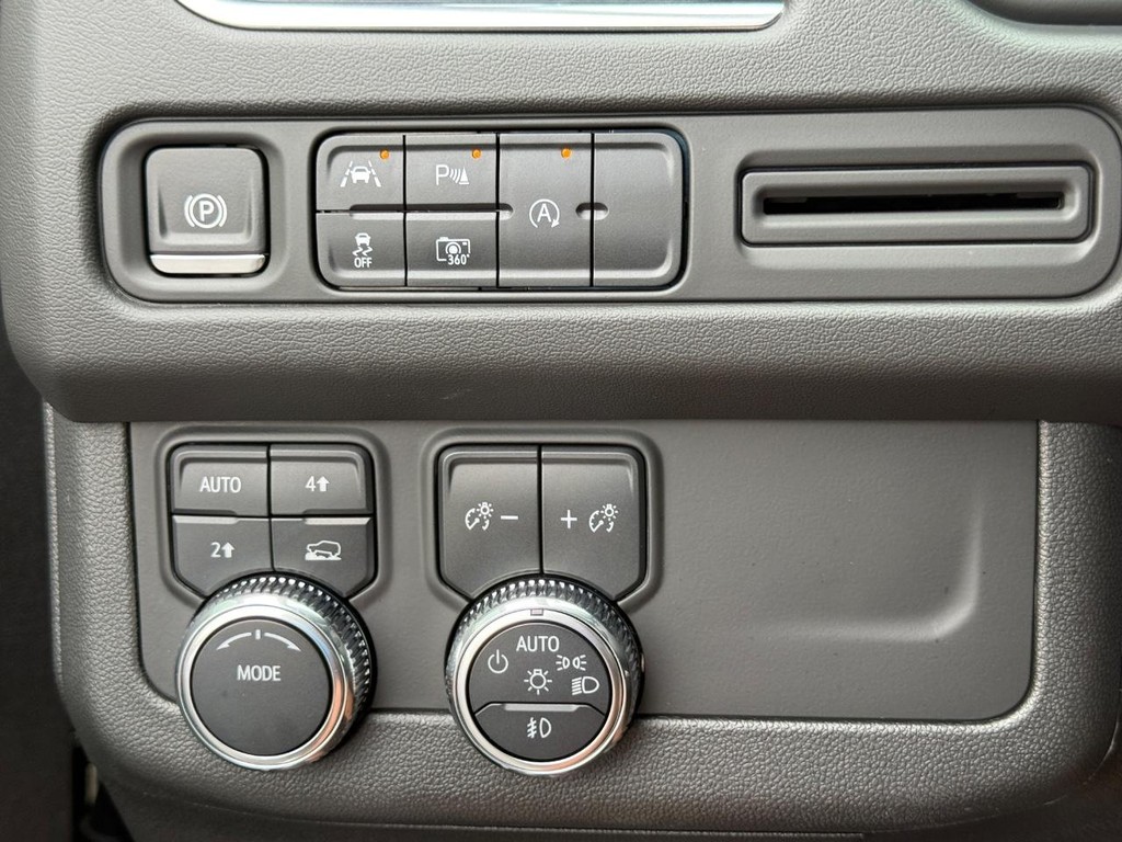 GMC Yukon XL Vehicle Full-screen Gallery Image 24