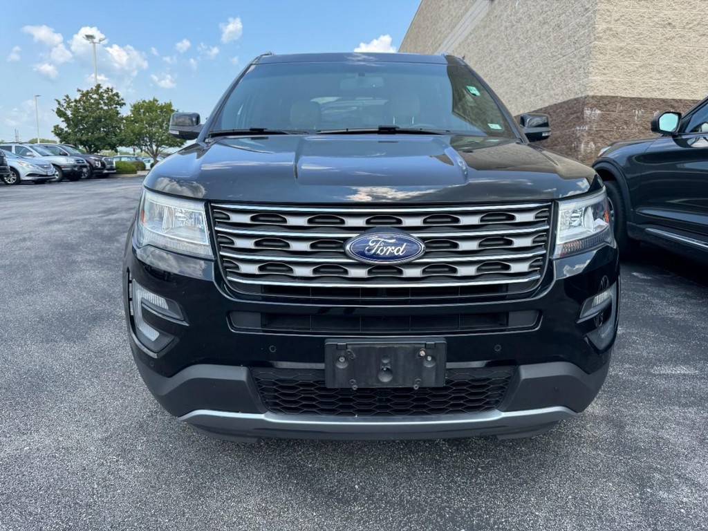 Ford Explorer Vehicle Full-screen Gallery Image 02